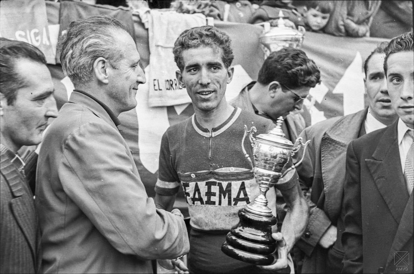 Federico MArtín Bahamontes, con el trofeo de ganador del premio de la montaña de la Vuelta a España de 1958.