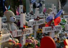 Homenajes en la escuela primaria Robb de Uvalde por las víctimas de la masacre perpetrada en Uvalde el 24 de mayo de 2022.