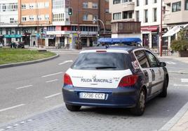 Coche policial en el barrio de La Circular, donde fue detenido el agresor.