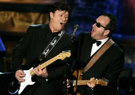 Robbie Robertson (izquierda) y Elvis Costello actuando juntos en un concierto benéfico en Nueva York en 2006.