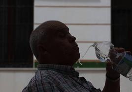 Un vecino de Ardales se refresca en uno de los días más calurosos de este verano.