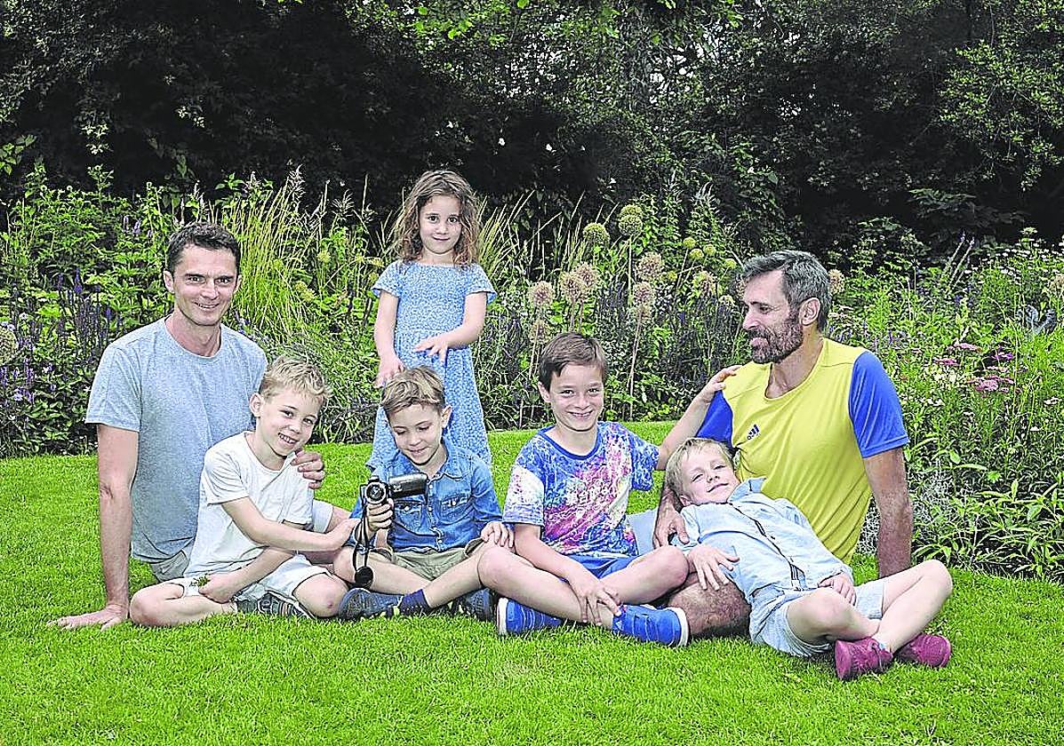 Szczepan y Anxo con sus hijos Alexander, Benjamín, Adrián, Lilly y Manuel.