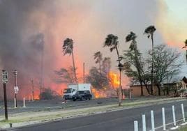 El humo y las llamas se elevan sobre la localidad turística de Lahaina, en la isla hawaiana de Maui.