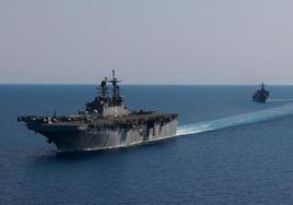 El buque de asalto anfibio USS Bataan y el barco de desembarco USS Carter Hall.