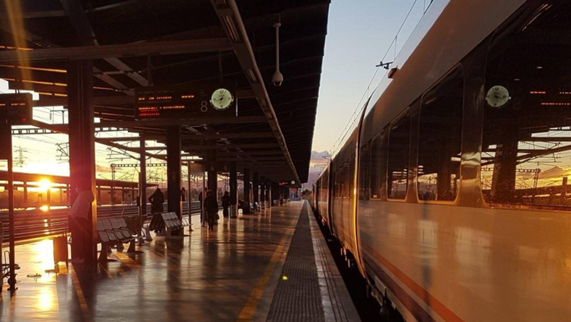 La relación sexual entre un interventor y una mujer obliga a retrasar un  tren en Tortosa | El Correo