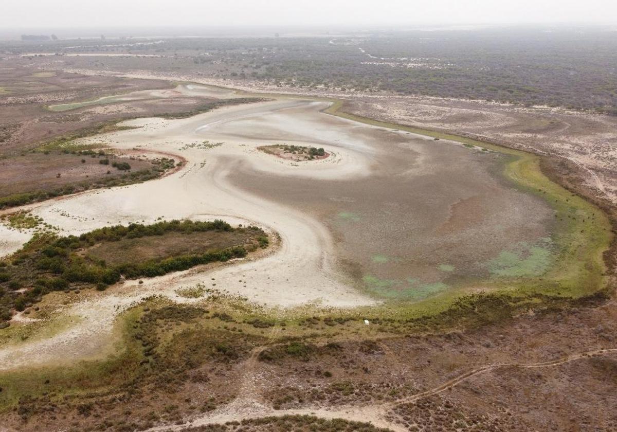 Imagen aérea de la laguna de Santa Olalla el 9 de agosto de 2023.