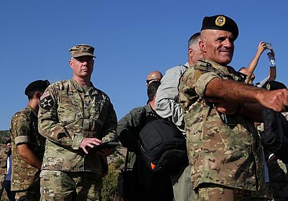 Militares observan desde un puesto de control de la ONU en los Altos del Golán sirios.