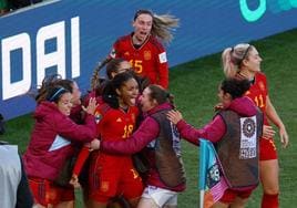 Salma Paralluelo celebra junto a sus compañeras el decisivo gol ante Países Bajos.