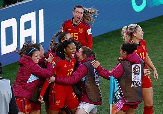 Salma Paralluelo celebra junto a sus compañeras el decisivo gol ante Países Bajos.