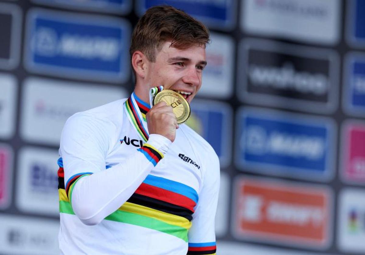 El belga Remco Evenepoel celebra su victoria en el Mundial contrarreloj de Glasgow.