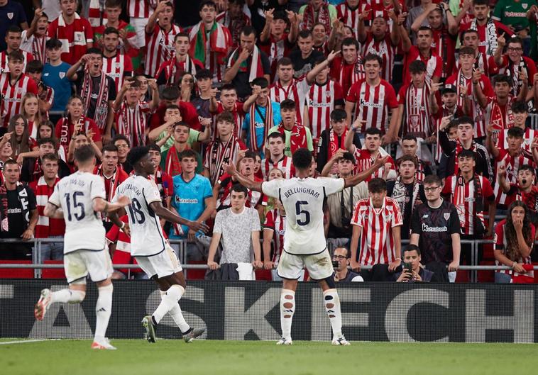 Jude Bellingham celebra ante la afición de San Mamés su primer gol oficial con el Madrid.