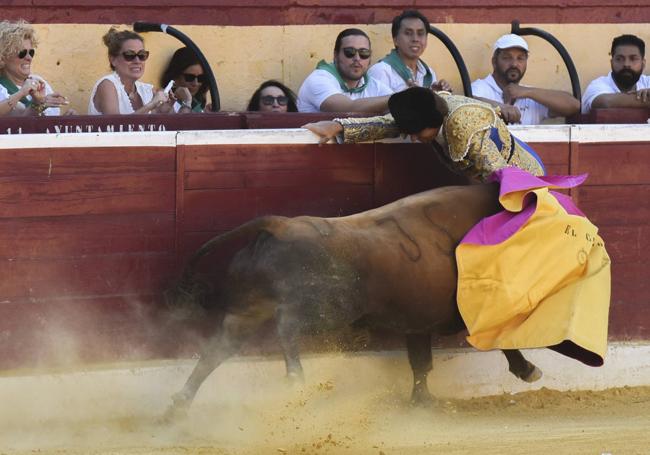 Manuel Díaz, nada más ser cogido por el toro en la plaza oscense.