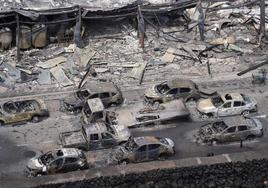 Edificios destruidos y coches calcinados ​por los incendios que han arrasado la ciudad hawaiana de Lahaina, en la isla de Maui.