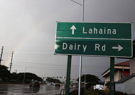 Imagen secundaria 1 - Arriba, una escena nocturna del incendio en Maui. Abajo, la carretera que conduce al Lahaina, el pueblo más afectado por las llamas. Al lado, una de las viviendas afectadas