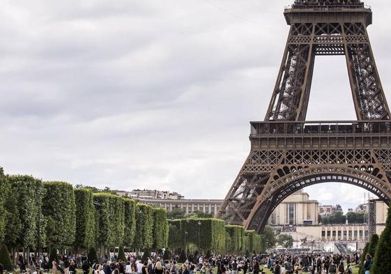 Reabren la Torre Eiffel tras el desalojo por un falso aviso de bomba
