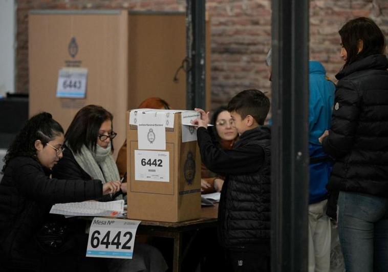 Fallos técnicos con el voto electrónico enturbian las primarias argentinas