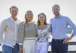 Haakon y Mette-Marit de Noruega y sus hijos Ingrid Alexandra y Sverre Magnus, en su posado estival. A la izquierda, el palacio de Oscarshall.
