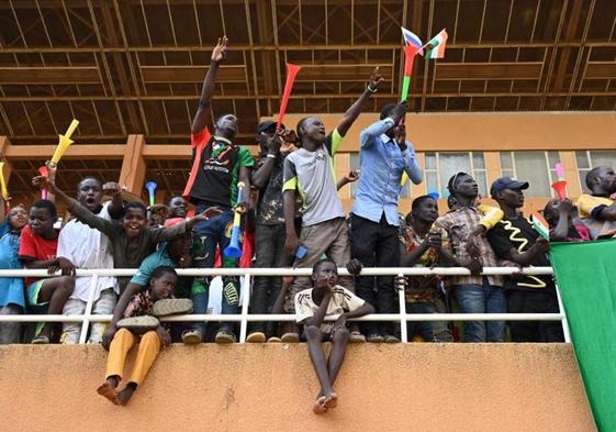 Simpatizantes exhiben su apoyo a la junta militar en un acto celebrado este domingo en el estadio de Niamey.