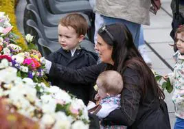 Familiares de los fallecidos en el atentado de Omagh depositan flores en un memorial.