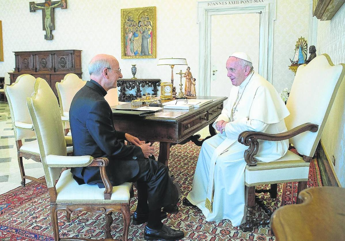 El Papa, en una audiencia con Fernando Ocáriz en el Vaticano.