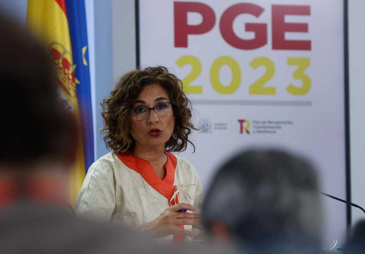 La ministra de Hacienda, María Jesús Montero, comparece ante los medios tras aprobar el Gobienrno su proyecto de Presuestos para 2023.