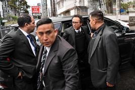 Christian Zurita, sucesor de Fernando Villavicencio, sale con chaleco y escolta de su vehículo.