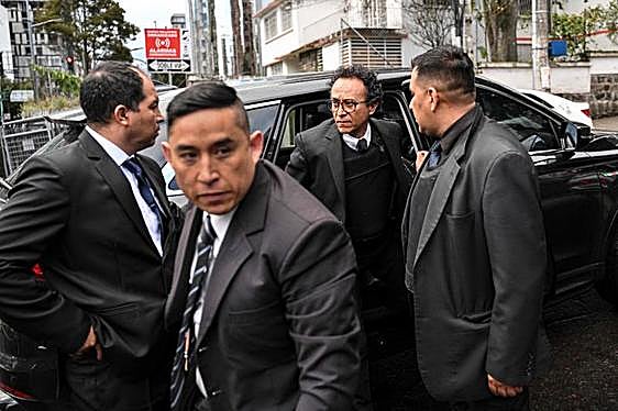 Christian Zurita, sucesor de Fernando Villavicencio, sale con chaleco y escolta de su vehículo.