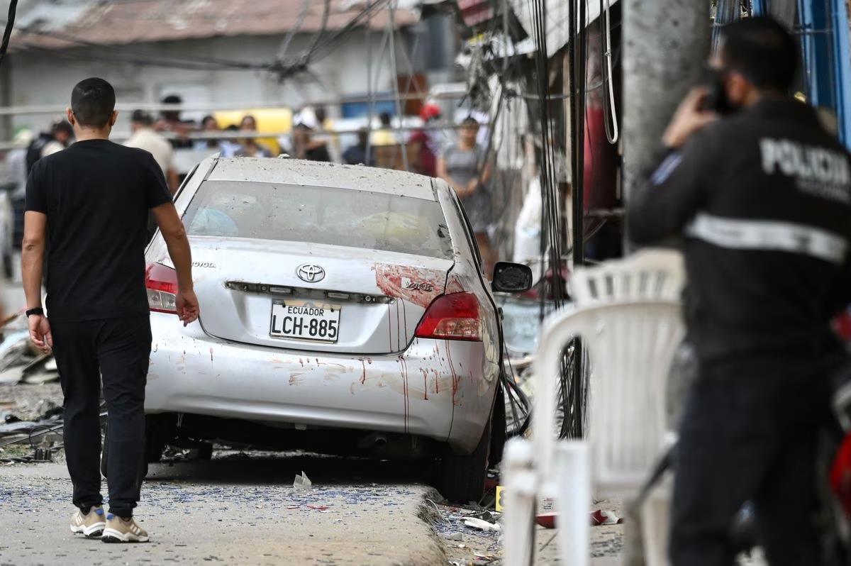 La Policía inspecciona el barrio de Guayaquil donde explotó una bomba en 2022.