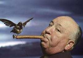 Alfred Hitchcock en una imagen promocional de 'Los pájaros' (1963).