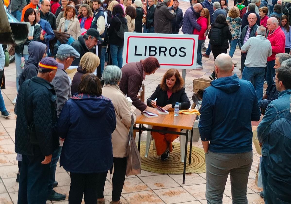 Libros para Libros: el pueblo que busca llenar su biblioteca municipal