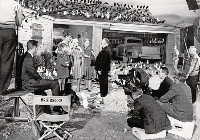 Alfred Hitchcock en el rodaje de 'Los pájaros' (1963).