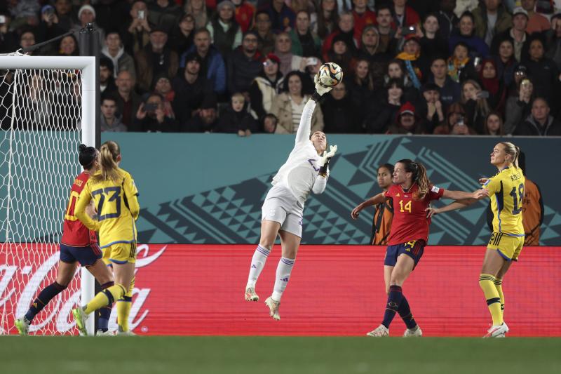 La portera española, Cata Coll, despeja un balón del área española.