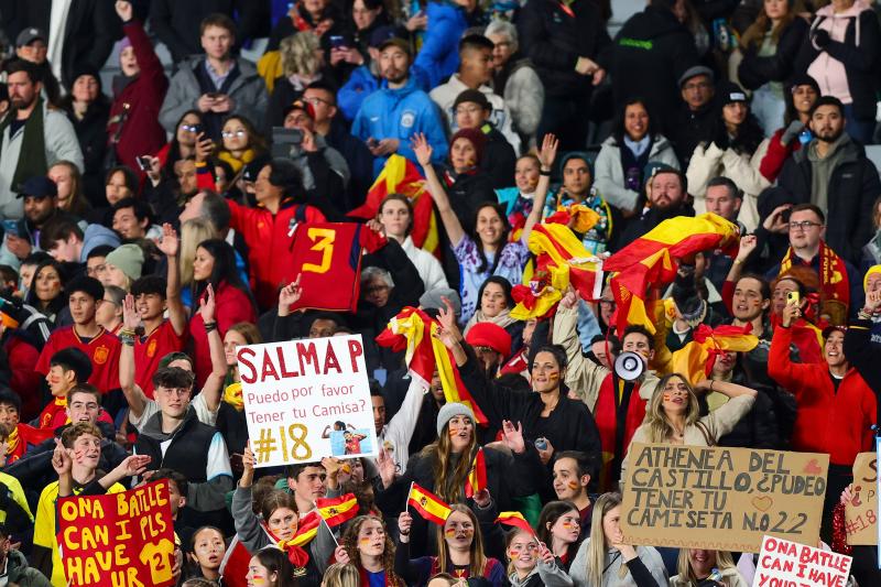 Ambiente festivo entre la afición española presente en el Eden Park de Auckland.