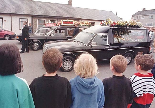 Cinco niños en un acto conmemorativo a las víctimas de la explosión de una bomba en Omagh