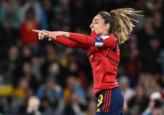 Olga Carmona celebra su gol a Inglaterra en la final.