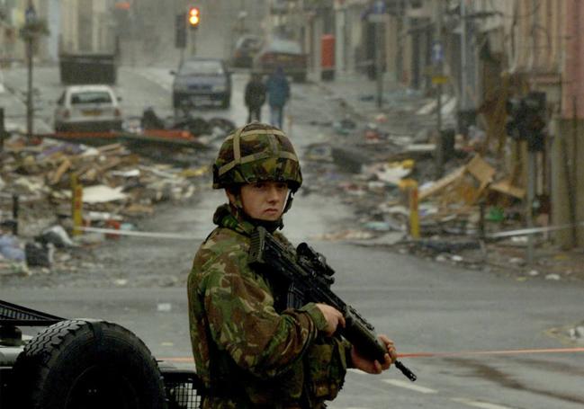 Un soldado vigila la escena del atentado en la zona comercial de Omagh