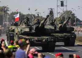 Soldados participan subidos en un tanque en el desfile en Varsovia.