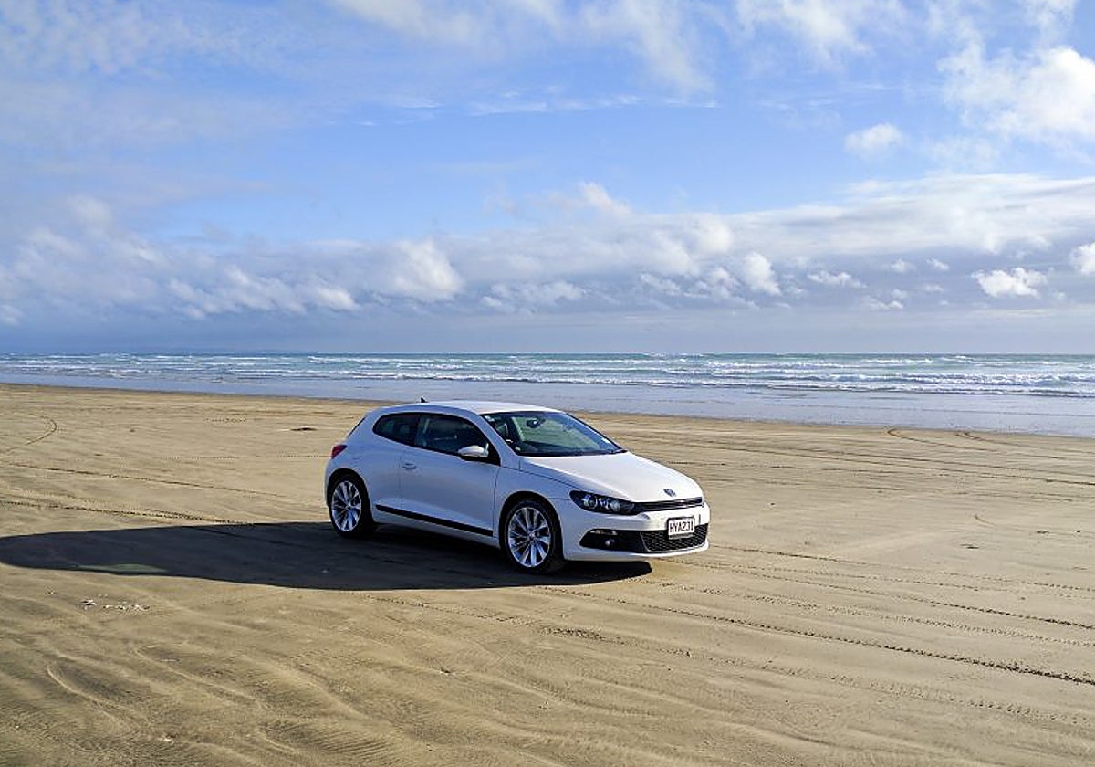 Un Volkswagen Scirocco en la playa