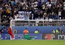 Gudelj estrella contra el larguero el penalti que sentenció la Supercopa de Europa para el City.