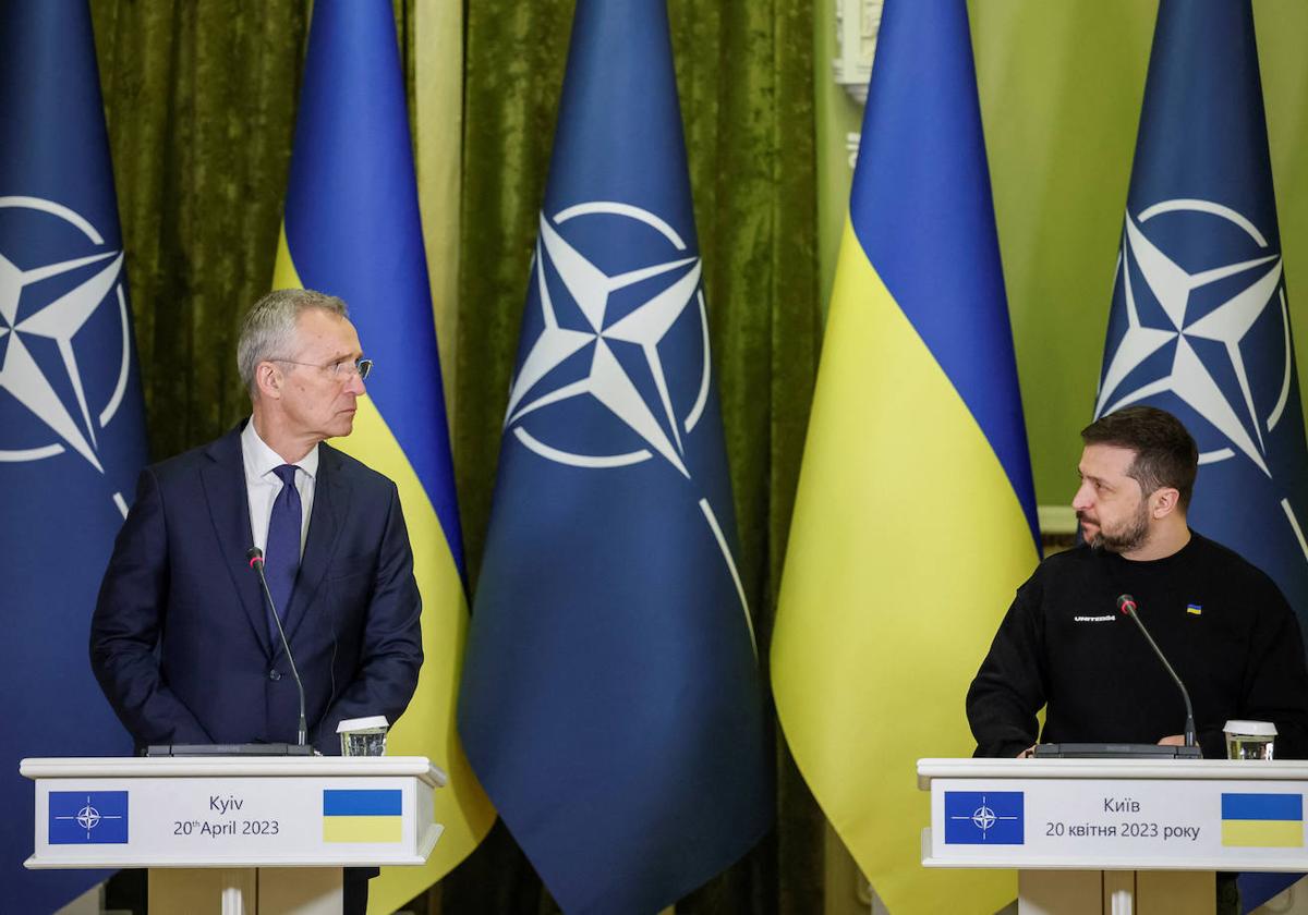 El secretario general de la OTAN, Jens Stoltenberg, y el presidente de Ucrania, Volodímir Zelenski, tras una reunión la pasada primavera en Kiev.