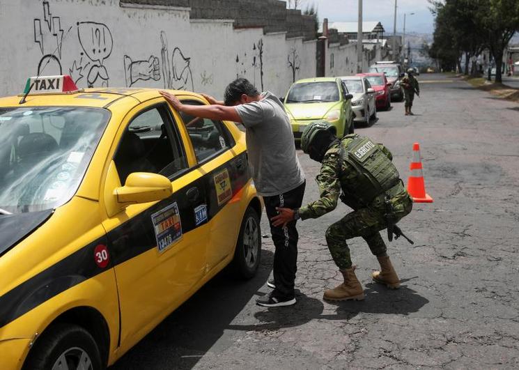 Ecuador movilizará a 100.000 policías y militares para proteger las elecciones