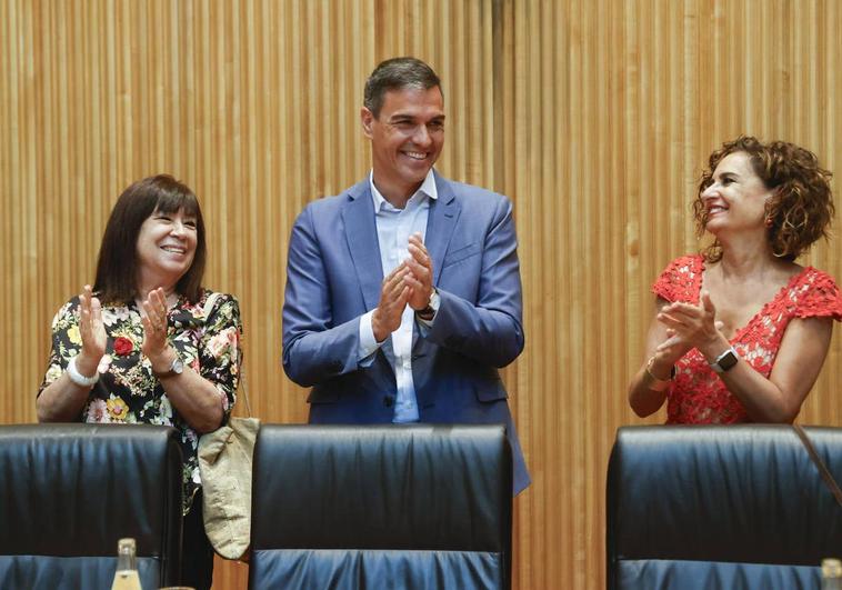 Sánchez recibe los aplausos del grupo socialista.