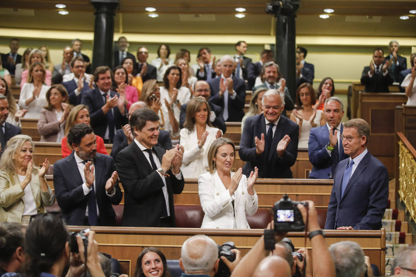 Los diputados del PP aplauden a su líder Alberto Núñez Feijóo