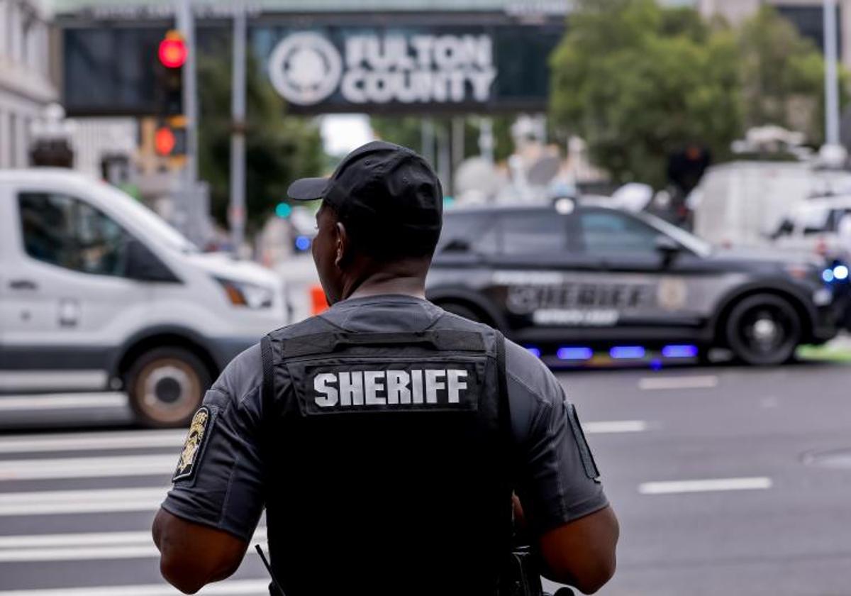 Un sheriff vigila frente al Palacio de Justicia del condado de Fulton tras la imputación de Donald Trump.