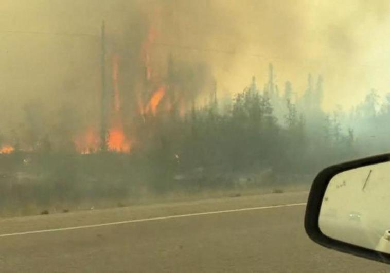 Ordenan la evacuación total de la ciudad de Yellowknife por el fuego en el norte de Canadá