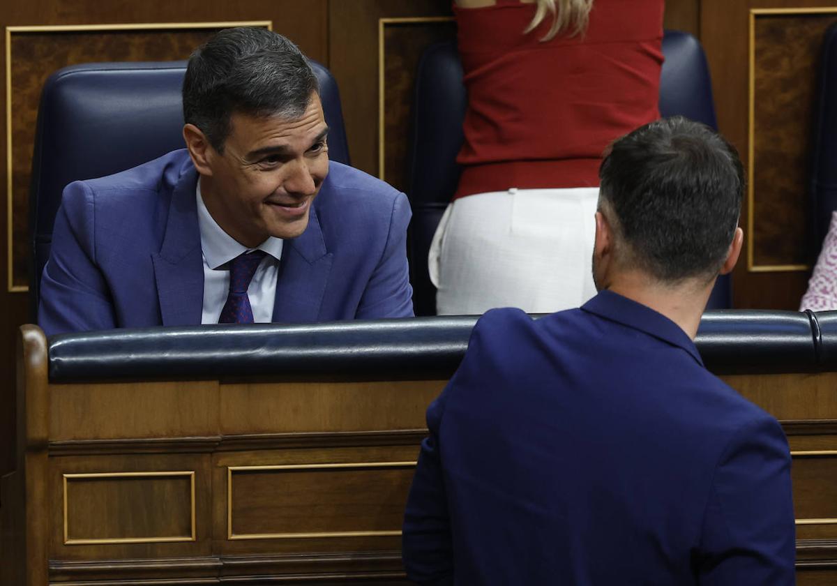 Sánchez y Rufián conversan durante la sesión de ayer.