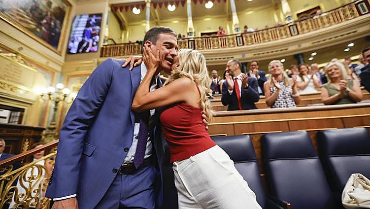 Yolanda Díaz besa a Pedro Sánchez durante la sesión en el Congreso.