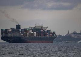 El buque con bandera de Hong Kong 'Joseph Schulte' transita por el Bósforo en Estambul