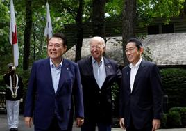 Los presidentes de Corea del Sur, Yoon Suk Yeol, EE UU, Joe Biden, y Japón, Fumio Kishida, posan antes de la cumbre en Camp David.