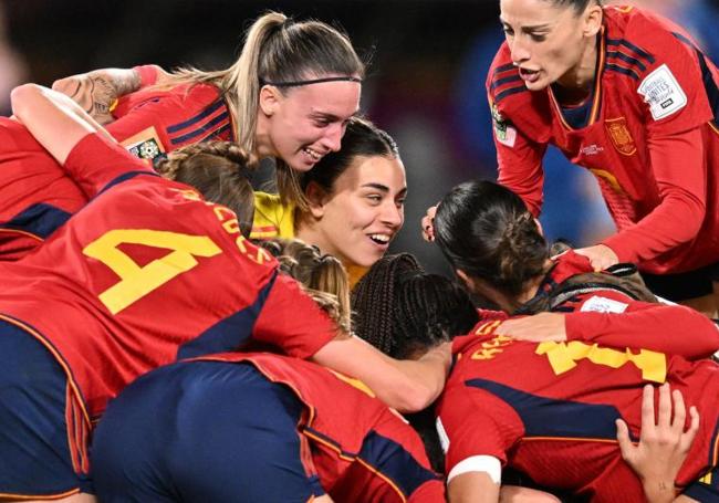 Un gol de Olga Carmona puso la guinda a una gesta sin precedentes en el fútbol femenino español, que logró su primera corona como campeona del mundo. La obra cumbre se retrasó medio siglo, transcurso de tiempo en el que se pasó de la clandestinidad y el rechazo machista de los setenta a la profesionalización y reconocimiento actual hasta tocar el cielo. España ya puede bordar en su escudo la primera estrella, una epopeya que le faltaba al deporte español